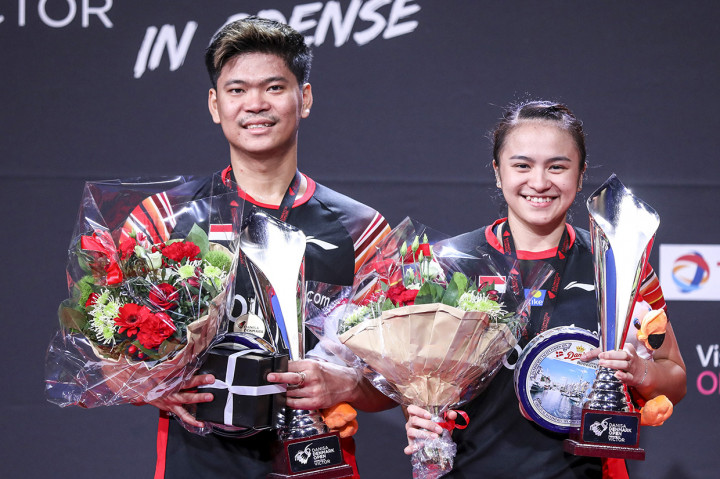 Pasangan ganda campuran Indonesia Praveen Jordan (kiri) dan Melati Daeva Oktaviati menunjukan piala di atas podium seusai mengalahkan ganda campuran Tiongkok Wang Yi Lyu dan Huang Dong Ping pada laga final Denmark Open 2019 di Odense Sports Park, Denmark.