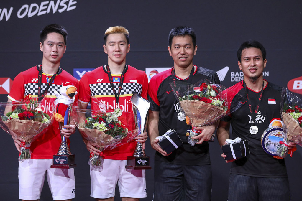 Dua pasangan ganda putra Indonesia Kevin Sanjaya Sukamuljo (kiri) dan Marcus Fernaldi Gideon (kedua kiri) serta Mohammad Ahsan (kanan) dan Hendra Setiawan berfoto bersama di atas podium seusai bertanding pada laga final Denmark Open 2019 di Odense Sports Park, Denmark. Antara Foto/Nafielah - Humas PP PBSI