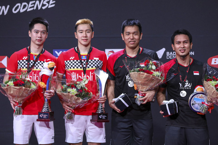 Dua pasangan ganda putra Indonesia Kevin Sanjaya Sukamuljo (kiri) dan Marcus Fernaldi Gideon (kedua kiri) serta Mohammad Ahsan (kanan) dan Hendra Setiawan berfoto bersama di atas podium seusai bertanding pada laga final Denmark Open 2019 di Odense Sports Park, Denmark. Antara Foto/Nafielah - Humas PP PBSI