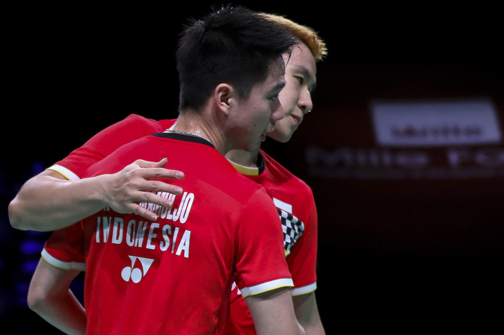 Pasangan ganda putra Indonesia Kevin Sanjaya Sukamuljo (kiri) dan Marcus Fernaldi Gideon berpelukan seusai mengalahkan ganda putra Indonesia Mohammad Ahsan dan Hendra Setiawan pada laga final Denmark Open 2019 di Odense Sports Park, Denmark. Antara Foto/Nafielah - Humas PP PBSI