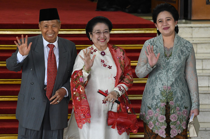 Presiden Indonesia ke-5 Megawati Soekarnoputri bersama mantan Wakil Presiden Indonesia Hamzah Haz dan Ketua DPR Puan Maharani menyapa wartawan saat menghadiri Pelantikan Presiden dan Wakil Presiden 2019 di Gedung Nusantara, kompleks Parlemen, Senayan, Jakarta. Antara Foto/Muhammad Adimaja