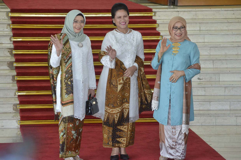 Ibu Negara Iriana Jokowi (tengah), istri Wakil Presiden Jusuf Kalla, Mufidah Kalla (kanan) dan Ibu Wakil Presiden terpilih Wury Estu Handayani (kiri) saat menghadiri Pelantikan Presiden dan Wakil Presiden 2019 di Gedung Nusantara, kompleks Parlemen, Senayan, Jakarta. Antara Foto/Muhammad Adimaja