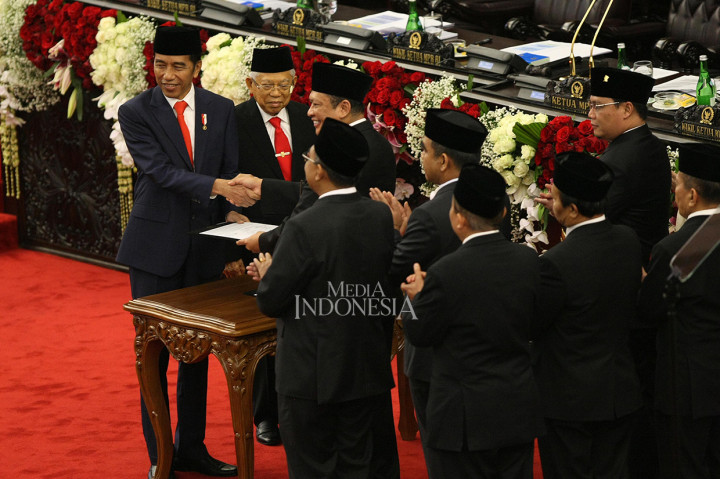 Jokowi dan Ma'ruf Amin mengucapkan sumpah sebagai Presiden dan Wakil Presiden Republik Indonesia. Dengan demikian, Jokowi-Ma'ruf resmi menjadi RI-1 dan RI-2 periode 2019-2024. MI/Susanto