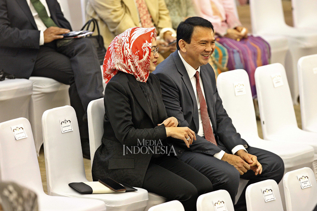 Mantan Gubernur Basuki Tjahja Purnama (kanan) dan Walikota Tangerang Selatan Airin Rachmy Diany hadir dalam rapat paripurna pelantikan Presiden dan Wakil Presiden terpilih di Gedung Nusantara, Kompleks Parlemen Senayan, Jakarta. MI/Susanto