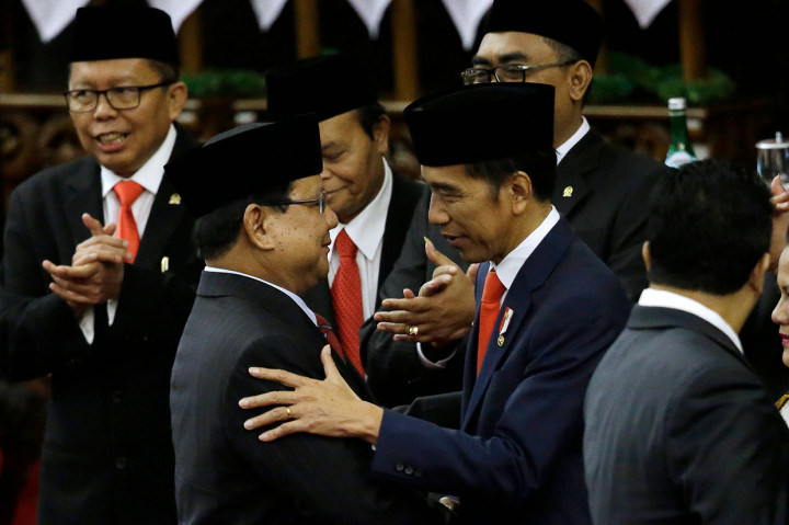 Ketua Umum Gerindra Prabowo Subianto memberi selamat kepada Presiden Joko Widodo usai pelantikan presiden dan wakil presiden periode 2019-2024 di Gedung Nusantara, kompleks Parlemen, Senayan, Jakarta. AFP Photo/Achmad Ibrahim
