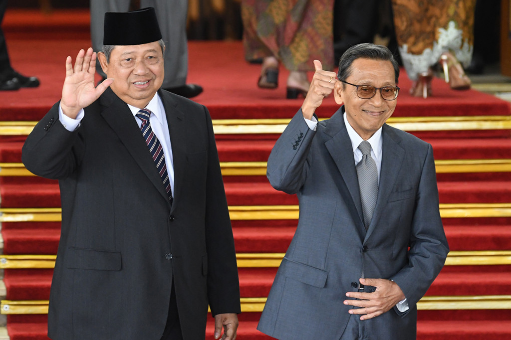 Presiden Indonesia ke-6 Susilo Bambang Yudhoyono (kiri) dan mantan Wakil Presiden Indonesia Boediono menyapa wartawan saat menghadiri Pelantikan Presiden dan Wakil Presiden 2019 di Gedung Nusantara, kompleks Parlemen, Senayan, Jakarta. Antara Foto/Muhammad Adimaja