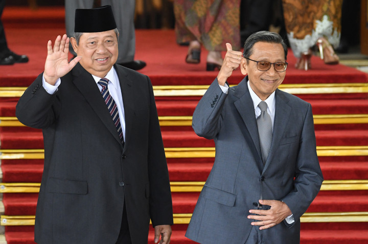 Presiden Indonesia ke-6 Susilo Bambang Yudhoyono (kiri) dan mantan Wakil Presiden Indonesia Boediono menyapa wartawan saat menghadiri Pelantikan Presiden dan Wakil Presiden 2019 di Gedung Nusantara, kompleks Parlemen, Senayan, Jakarta. Antara Foto/Muhammad Adimaja