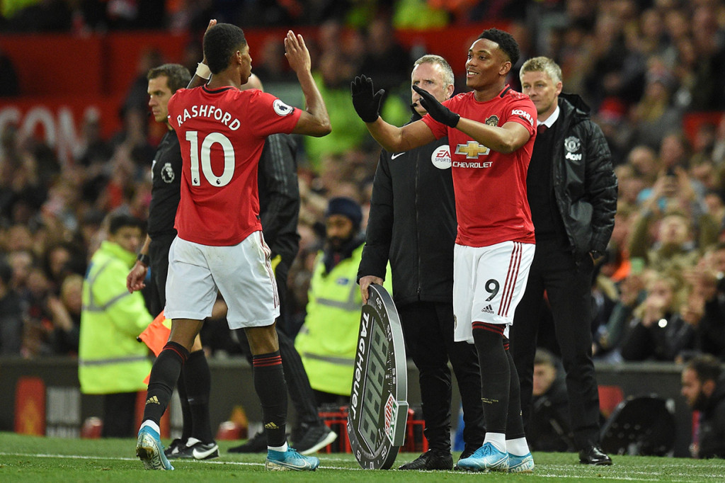 The Red Devils kini mengoleksi 10 poin dan menempati peringkat 13. MU juga menjaga rekor tidak terkalahkan dalam enam pertandingan kandang terakhir versus The Reds.