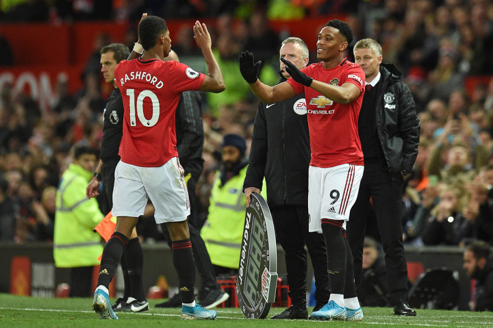The Red Devils kini mengoleksi 10 poin dan menempati peringkat 13. MU juga menjaga rekor tidak terkalahkan dalam enam pertandingan kandang terakhir versus The Reds.