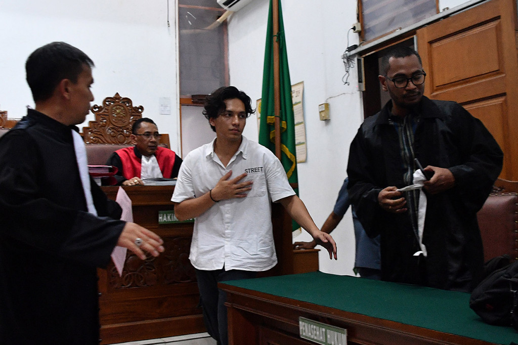 Kedua, Jefri Nichol dituntut dengan hukuman rehabilitasi rawat inap selama 10 bulan di Rumah Sakit Ketergantungan Obat (RSKO) Cibubur, Jakarta Timur. Masa rehabilitasi tersebut dipotong dengan rehabilitasi yang sempat ia jalani.
