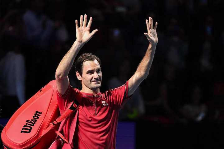 Roger Federer melakukan selebrasi usai memastikan diri melangkah ke babak kedua turnamen ATP Swiss di Basel, Senin, 21 Oktober 2019 waktu setempat.