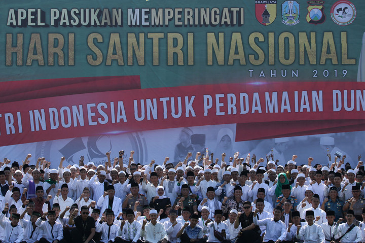 Gubernur Jawa Timur Khofifah Indar Parawansa (tengah) didampingi Kapolda Jatim Irjen Luki Hermawan dan Pangdam V Brawijaya Mayjen R. Wisnoe Prasetja, serta jajaran Forkopimda, dan ratusan santri berfoto bersama usai mengikuti Upacara Hari Santri Nasional di Polda Jawa Timur, Surabaya, Jawa Timur, Selasa, 22 Oktober 2019. Peringatan Hari Santri Nasional tersebut mengangkat tema Santri Indonesia Untuk Perdamaian Dunia. Antara Foto/Didik Suhartono