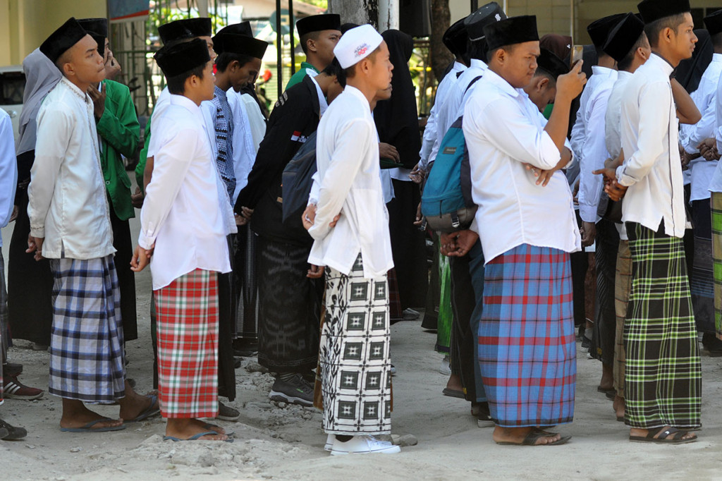 Sejumlah mahasiswa mengikuti upacara peringatan Hari Santri Nasional di Kampus Institut Agama Islam Negeri (IAIN) Palu, Sulawesi Tengah. Upacara yang diikuti oleh civitas akademika IAIN Palu terebut mengangkat tema 'Santri Indonesia Untuk Perdamaian'. Antara Foto/Mohamad Hamzah