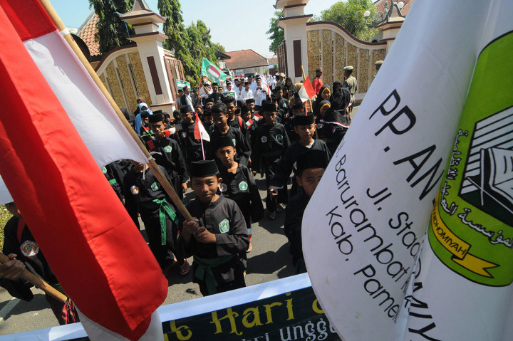 Santri mengikuti kirab Hari Santri Nasional (HSN) 2019 di Lapangan Pendopo Pamekasan, Jawa Timur. Antara Foto/Saiful Bahri