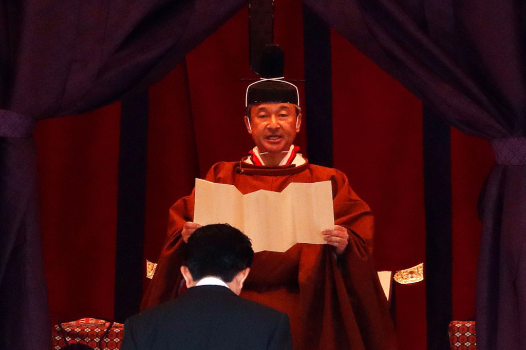 Mengenakan jubah seremonial yang didominasi oleh jubah luar berlapis tembaga, Naruhito mengumumkan: 