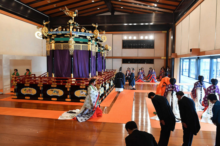 Upacara yang diberi nama Sokuirei-Seiden-no-gi itu dilakukan sebagian besar dalam keheningan di Istana Kekaisaran di Tokyo, dengan hanya suara drum dan gong terdengar. AFP Photo/Kazuhiro Nogi