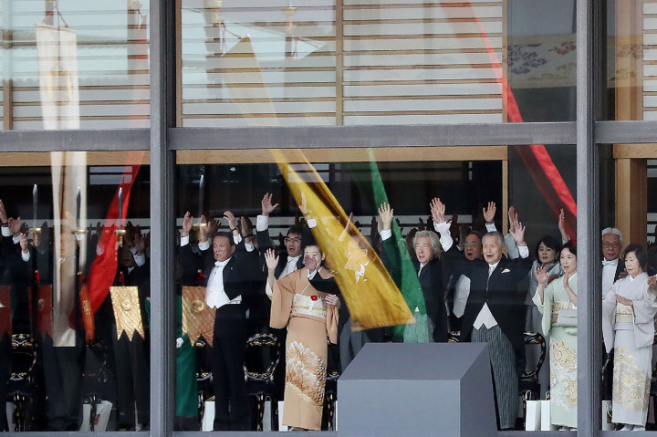 Sekitar 2.000 tamu, termasuk para pejabat asing dan bangsawan, berdiri diiringi hentakan drum sebelum pengumuman penobatan dimulai. AFP Photo/Jiji Press