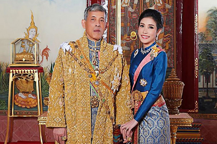 Pengumuman tersebut muncul setelah Sineenat Wongvajirapakdi, 34, mendapat gelar bangsawan 'Chao Khun Phra' atau permaisuri yang mulia dari raja pada Juli lalu. Pengangkatan Sineenat sebagai selir kehormatan raja itu merupakan yang pertama kalinya dalam kurun 100 tahun.