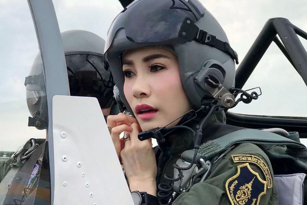 Pengumuman tersebut muncul setelah Sineenat Wongvajirapakdi, 34, mendapat gelar bangsawan 'Chao Khun Phra' atau permaisuri yang mulia dari raja pada Juli lalu. Pengangkatan Sineenat sebagai selir kehormatan raja itu merupakan yang pertama kalinya dalam kurun 100 tahun.