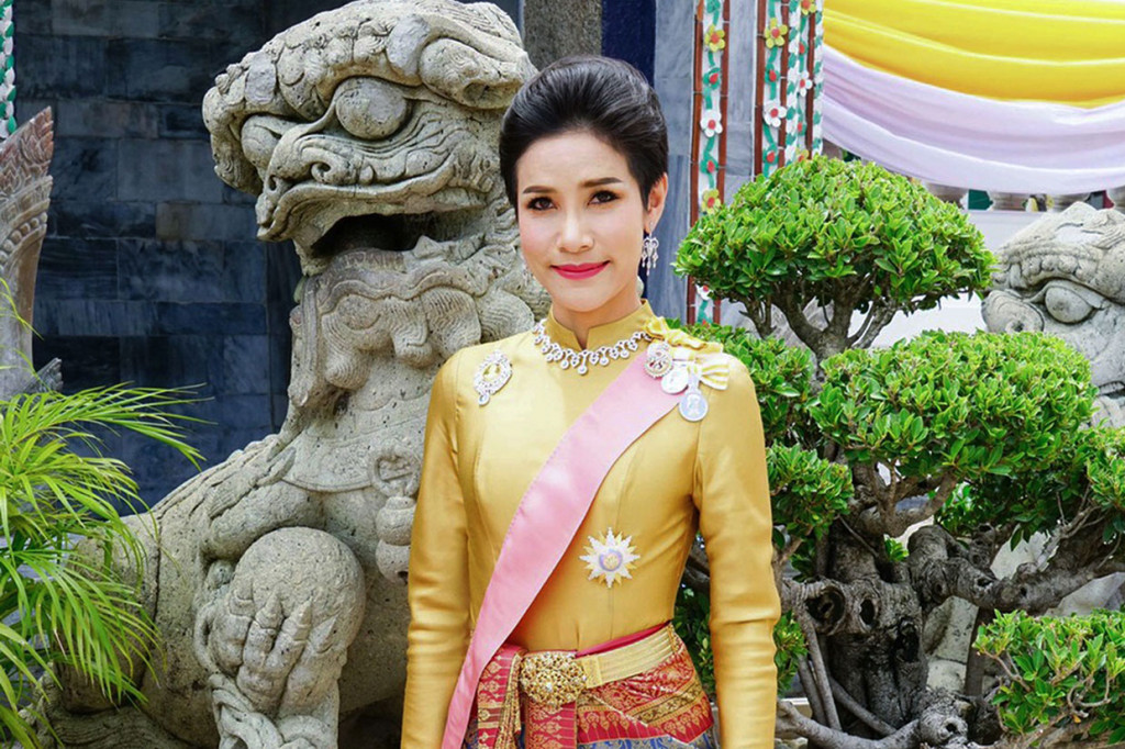 Pengangkatan Sineenat menjadi selir dilakukan setelah Raja menikahi wakil kepala pengawal pribadinya, Suthida Tidjai, 41. Raja menobatkan Suthida sebagai ratu, hanya beberapa hari sebelum penobatannya pada Mei, dengan gelar Ratu Suthida Vajiralongkorn na Ayudhaya.