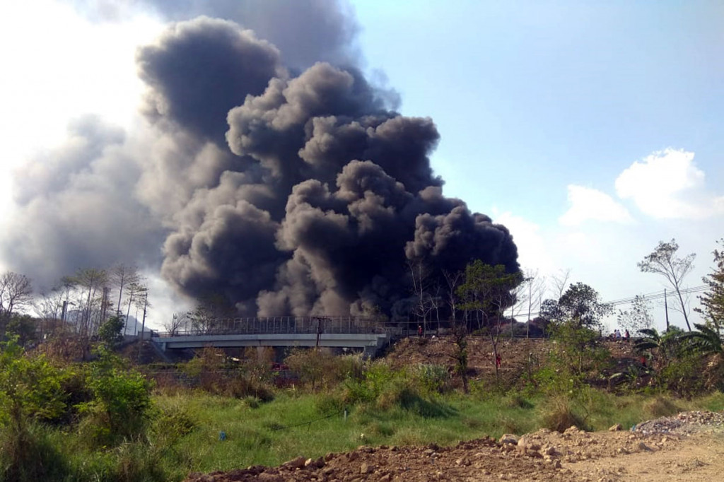 Asap hitam pekat membubung ke angkasa di lokasi terbakarnya pipa minyak milik Pertamina di Kelurahan Melong, Kecamatan Cimahi Selatan, Jawa Barat, Selasa, 22 Oktober 2019.
