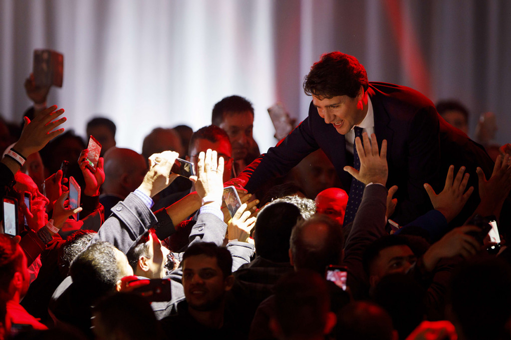 Pemimpin Partai Liberal dan Perdana Menteri Justin Trudeau merayakan kemenangan pemilu parlemen Kanada bersama pendukungnya setelah pidato kemenangan di Montreal, Kanada. AFP Photo/Cole Burston