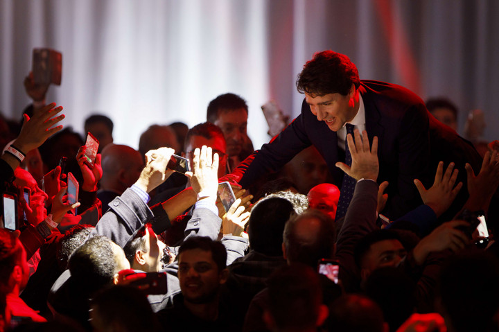 Pemimpin Partai Liberal dan Perdana Menteri Justin Trudeau merayakan kemenangan pemilu parlemen Kanada bersama pendukungnya setelah pidato kemenangan di Montreal, Kanada. AFP Photo/Cole Burston