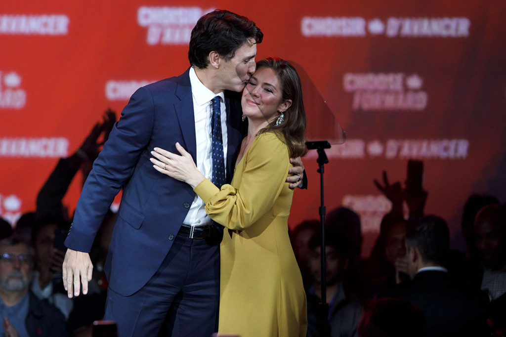 Perdana Menteri Justin Trudeau bersama istrinya Sophie Grégoire merayakan kemenangan pemilu parlemen Kanada bersama pendukungnya setelah pidato kemenangan di Montreal, Kanada. AFP Photo/Cole Burston