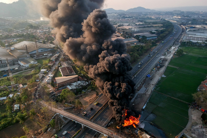 Foto udara kebakaran pipa minyak milik PT Pertamina di Melong, Cimahi, Jawa Barat. Saat ini kebakaran berhasil dipadamkan dengan menggunakan cairan khusus dan penutupan pipa.