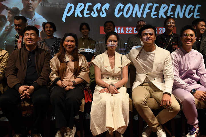 Dua mantan Atlet Bulu Tangkis nasional Alan Budikusuma (kiri) dan Susi Susanti (kedua kiri) bersama Aktris Laura Basuki (tengah), Aktor Dion Wioko (kedua kanan) dan Produser Film Susi Susanti Daniel Mananta (kanan) menghadiri konferensi pers film 