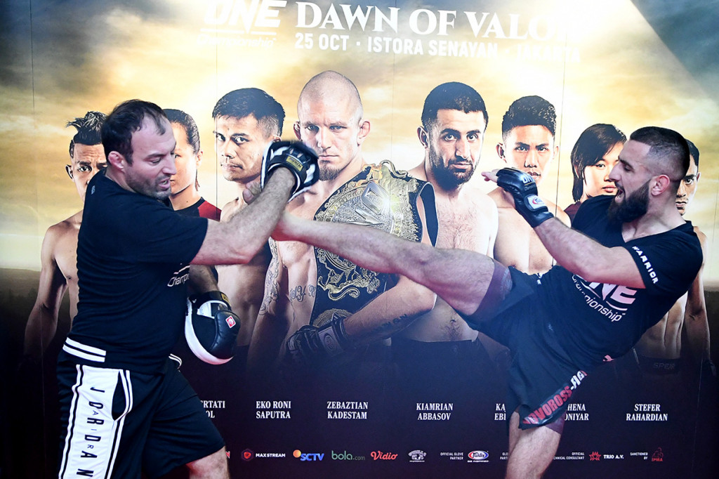 Petarung asal Rusia Kiamrian Abbasov (kanan) melakukan latihan terbuka resmi One Championship di Jakarta.