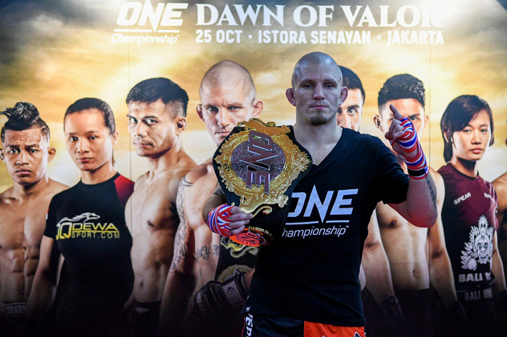 Petarung asal Swedia Zebaztian Kadestam berpose usai melakukan latihan terbuka resmi One Championship di Jakarta.