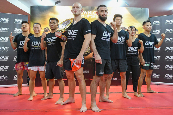 Petarung asal Swedia Zebaztian Kadestam (keempat kiri) berfoto bersama petarung asal Indonesia Adrian Mattheis (kiri), Priscilla Hertati Lumban Gaol (kedua kiri), Eko Roni Saputra (ketiga kiri), Stefer Rahardian (kanan), petarung asal Rusia Kiamrian Abbasov (keempat kanan), petarung asal Filipina Kaji Ebin (ketiga kanan), petarung asal Bozhena Antoniyar berfoto bersama usai melakukan latihan terbuka resmi One Championship di Jakarta.