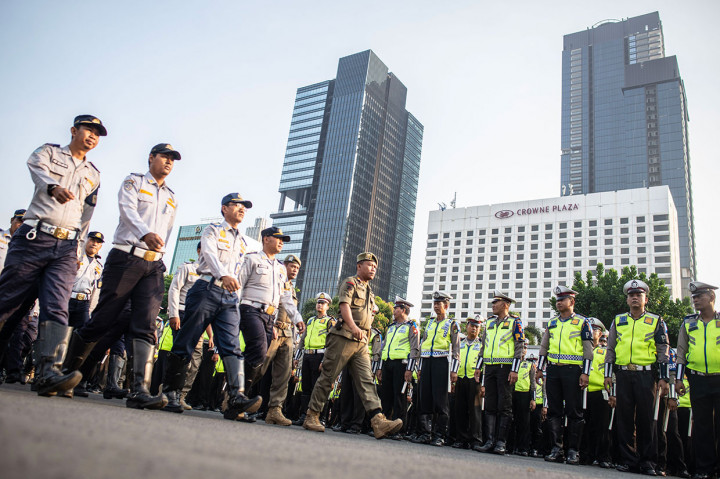 Petugas Dishub, Satpol PP dan Polisi Lalu Lintas mengikuti Apel Gelar Pasukan Operasi Zebra Jaya 2019 di Lapangan Promoter Dit Lantas Polda Metro Jaya, Jakarta, Rabu, 23 Oktober 2019. 