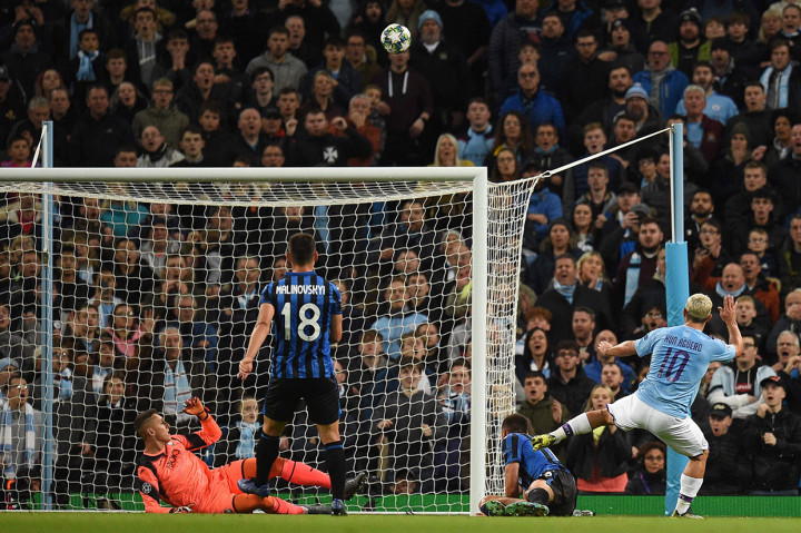 Sepakan striker Manchester City Sergio Aguero masih melambung dia tas mistar gawang Atalanta.