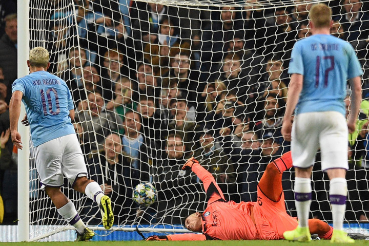 Empat menit berselang City berbalik unggul lewat eksekusi penalti Agueri setelah Sterling dilanggar Andrea Masiello. Skor 2-1 bertahan hingga jeda.