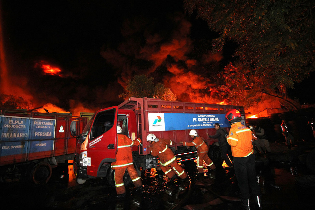 Kebakaran terjadi sekitar pukul 01.30 WIB dan sekitar pukul 06.30 WIB api berhasil dipadamkan. Belum diketahui penyebab kebakaran tersebut. 