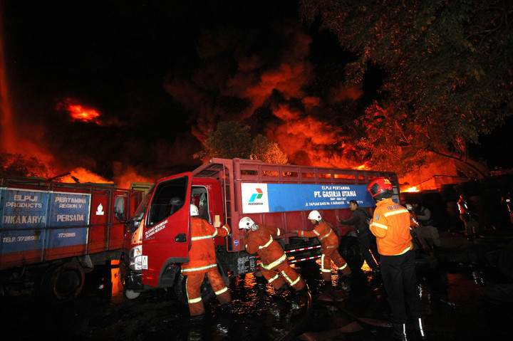 Kebakaran terjadi sekitar pukul 01.30 WIB dan sekitar pukul 06.30 WIB api berhasil dipadamkan. Belum diketahui penyebab kebakaran tersebut. 