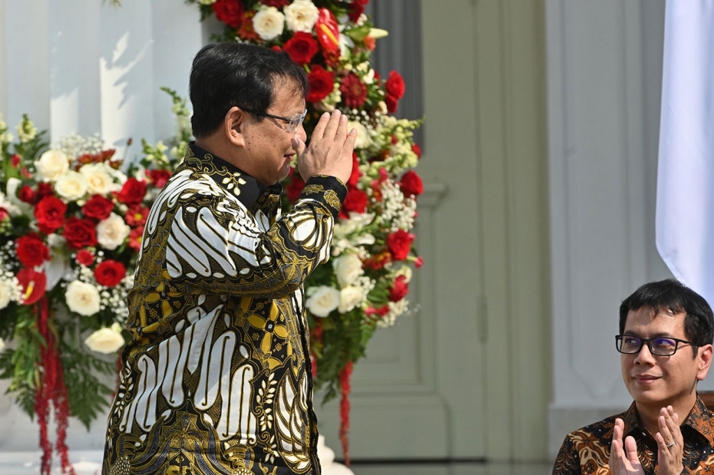 Prabowo Subianto memberikan hormat kepada Presiden Jokowi saat diumumkan sebagai Menteri Pertahanan di tangga beranda Istana Kepresidenan, Jakarta, Rabu, 23 Oktober 2019. AFP Photo/Adek Berry