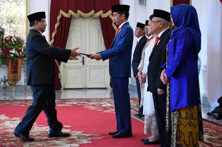 Presiden Jokowi didampingi Ibu Negara Iriana Joko Widodo, Wapres Ma'ruf Amin dan Ibu Wury Estu Handayani menyerahkan petikan keputusan kepada Menteri Pertahanan Prabowo Subianto dalam rangkaian acara pelantikan menteri Kabinet Indonesia Maju.