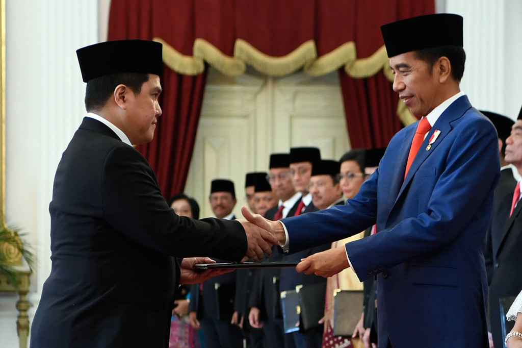 Presiden Jokowi menyerahkan petikan keputusan kepada Menteri BUMN Erick Thohir.