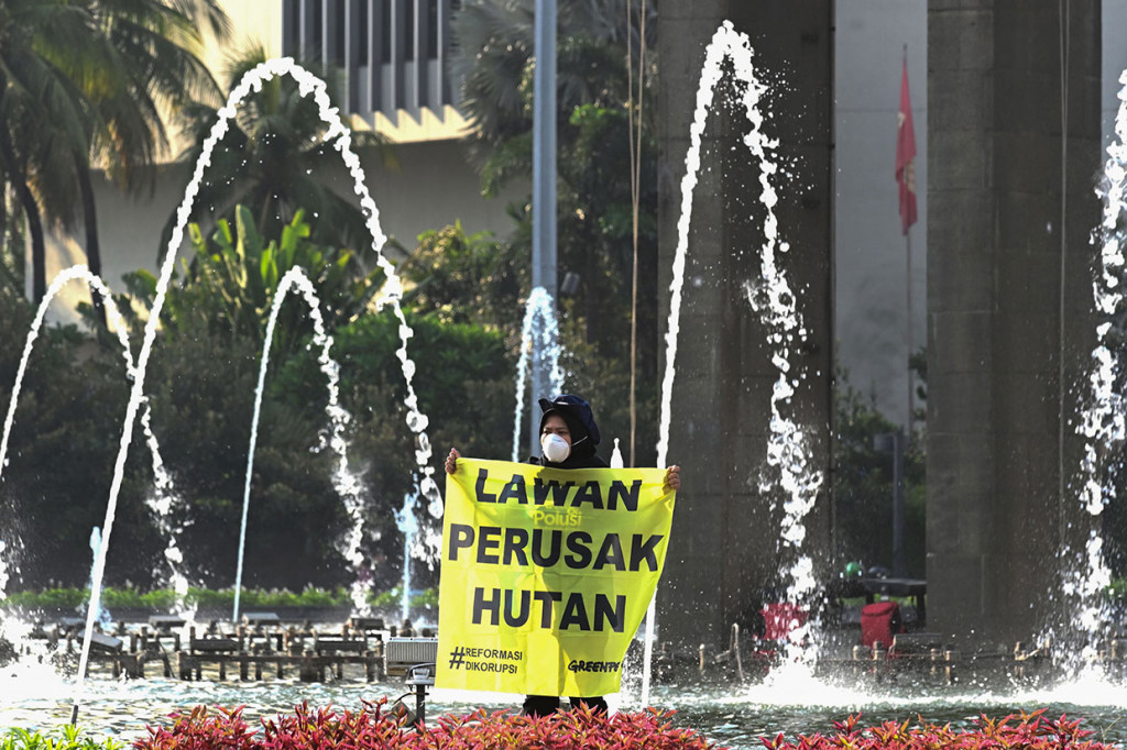 Beberapa aktivis terlihat memegang spanduk besar yang bertuliskan 'Orang Baik Pilih Energi Baik' dan 'Lawan Perusak Hutan' di Patung Selamat Datang Bundaran HI. Aksi ini telah dilakukan sejak pagi hari, pada pukul 07.00 WIB.