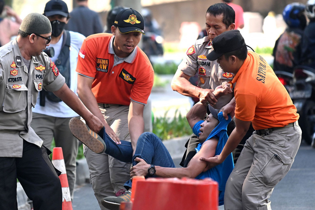 Greenpeace Pasang Spanduk Raksasa di Bundaran HI
Beberapa aktivis sempat diamankan terkait aksi membawa poster di bawah Patung Selamat Datang tersebut. Selain memasang spanduk di Patung Selamat Datang Bundaran HI, Greenpeace juga memasang spanduk di Patung Dirgantara, Pancoran, Jakarta Selatan. 
