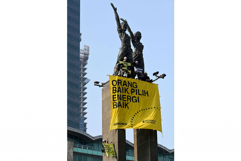 Aksi ini dilakukan untuk menyerukan bahaya krisis iklim jika energi kotor seperti batu bara masih digunakan sebagai bahan bakar. 