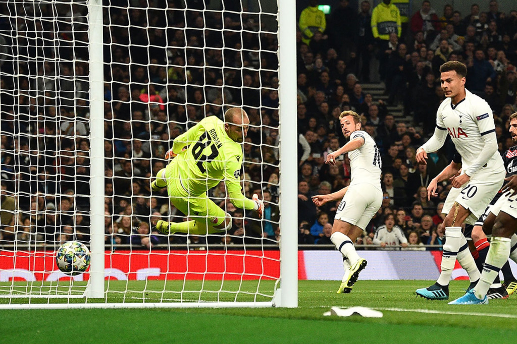 Hasilnya pada menit ke-9 Tottenham Hotspur berhasil membuka keunggulan lewat sundulan kapten tim Harry Kane menyambut sepak pojok Erik Lamela.