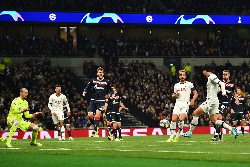 Son Heung-min menggandakan keunggulan timnya pada menit ke-16. Sepakan first-time kaki kirinya menyambut umpan Lamela menjebol gawang Red Star.