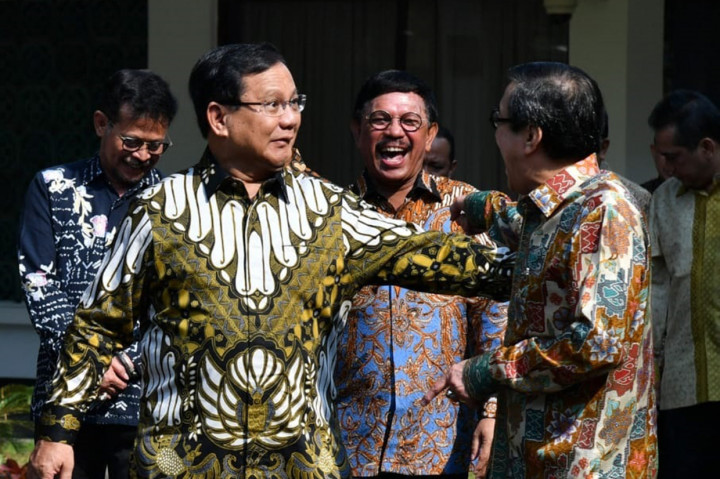 Para menteri tersebut nampak berkumpul dan berbaur sebelum dilantik.