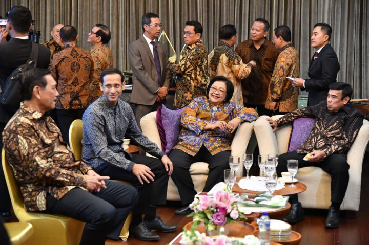 Momen saat para menteri berbincang akrab satu sama lainnya dalam satu ruangan.