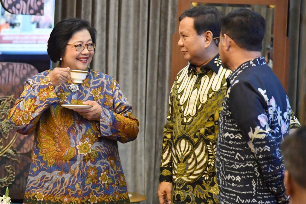 Menteri Pertahanan Prabowo Subianto berbincang dengan Menteri Lingkungan Hidup dan Kehutanan Siti Nurbaya Bakar