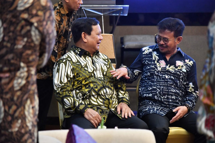 Menteri Pertahanan Prabowo nampak berbincang dengan Menteri Pertanian Syahrul Yasin Limpo.